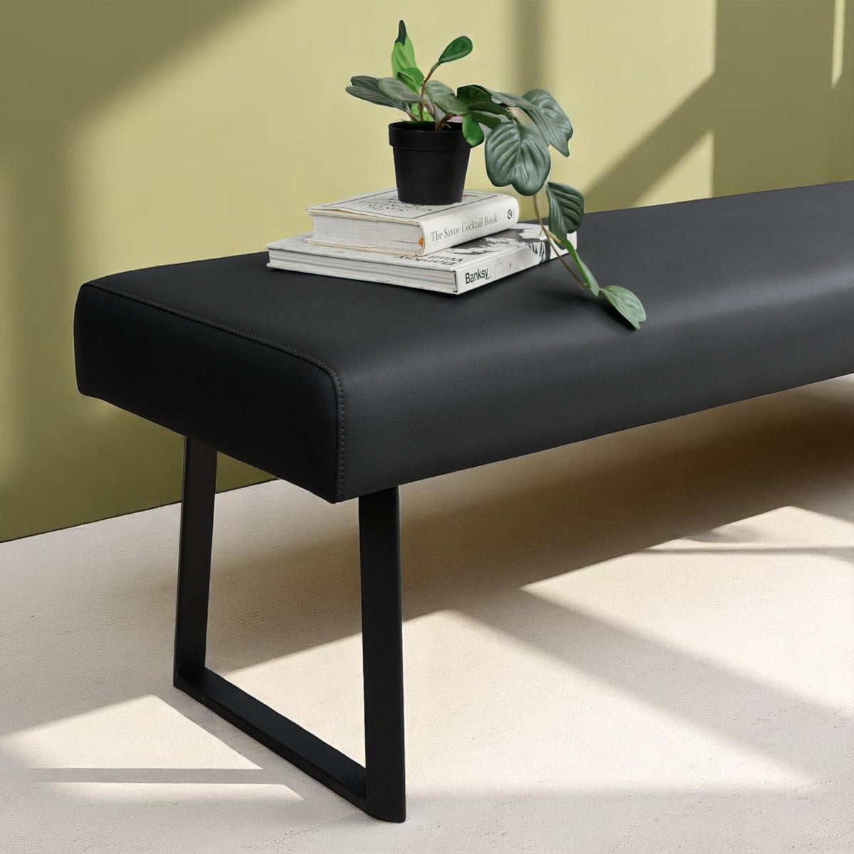 Jupiter Flat Bench in Black